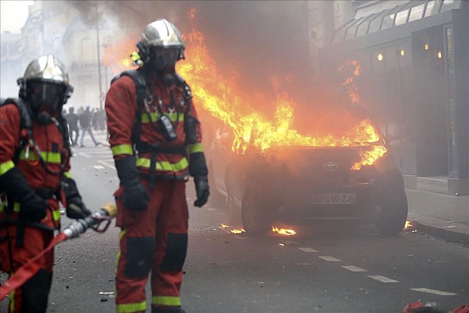 30 مصابًا بمظاهرات "السترات الصفراء" في باريس