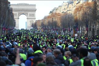 Масовни протести на „Жолтите елеци" во Париз