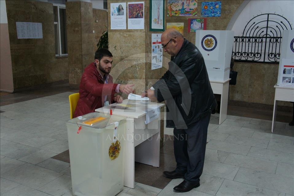 أرمينيا.. انطلاق عملية التصويت في الانتخابات النيابية المبكرة

