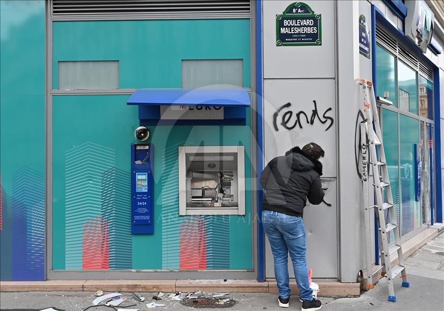 Aftermath of Yellow vest (Gilets jaunes) protests in Paris
