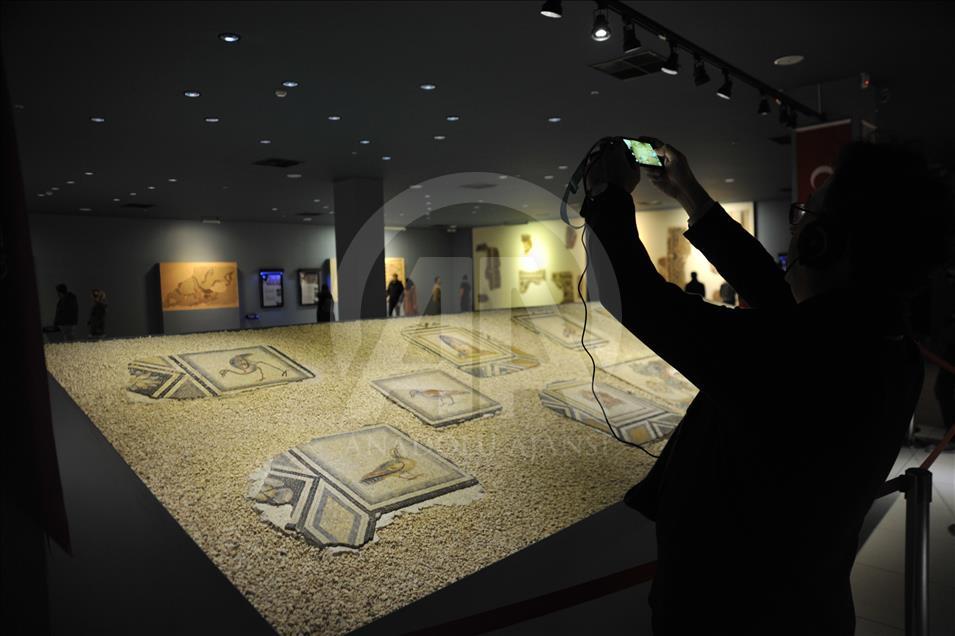 Фрагменты мозаики «Цыганка» вызывают интерес у туристов
