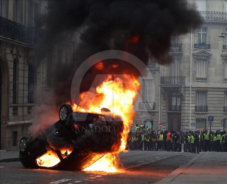 Yellow vests protest in Paris