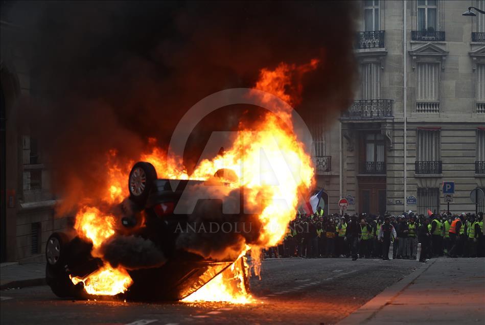 Yellow vests protest in Paris