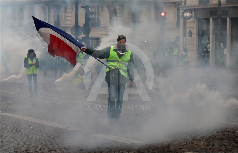 Yellow vests protest in Paris