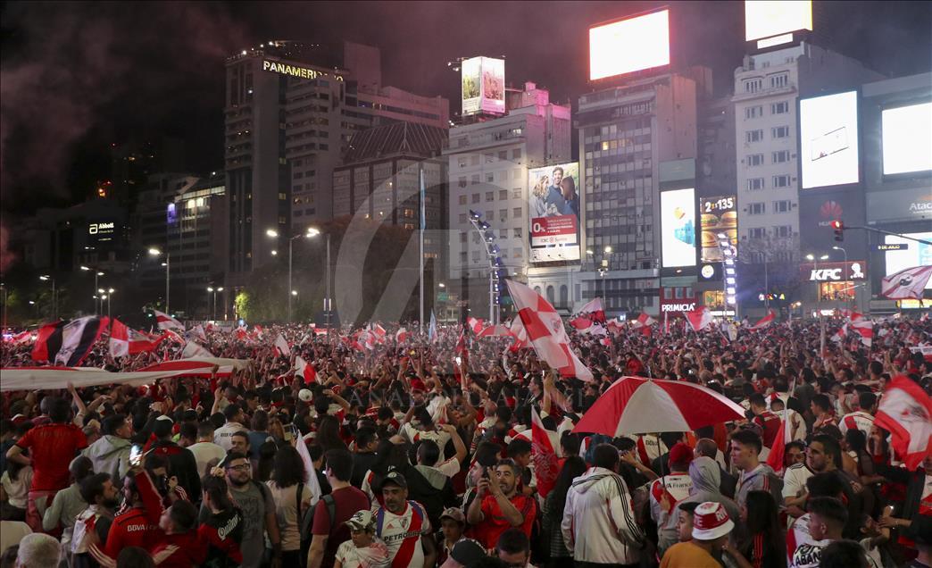 Fanáticos de River Plate celebran la victoria en la final de la Copa Libertadores