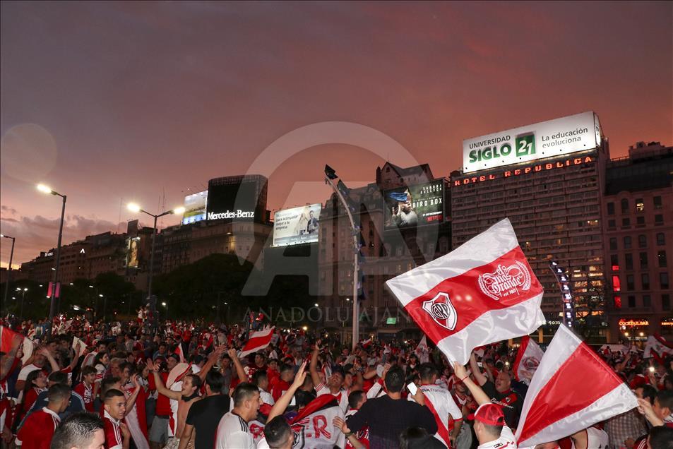 Fanáticos de River Plate celebran la victoria en la final de la Copa Libertadores