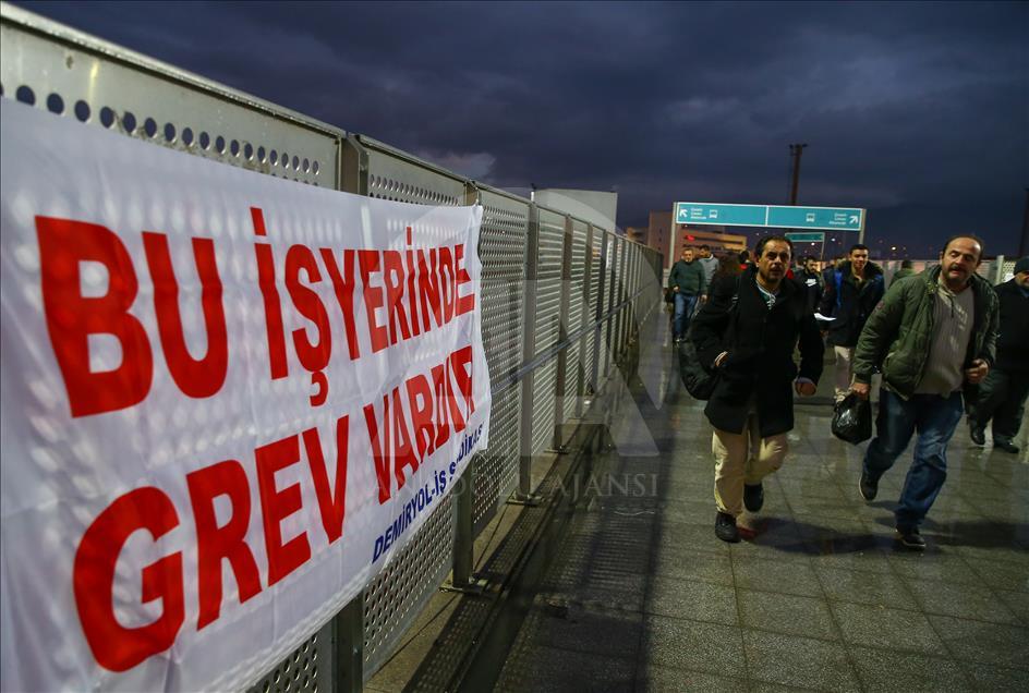 İZBAN'daki grev nedeniyle bazı tren seferleri durdu