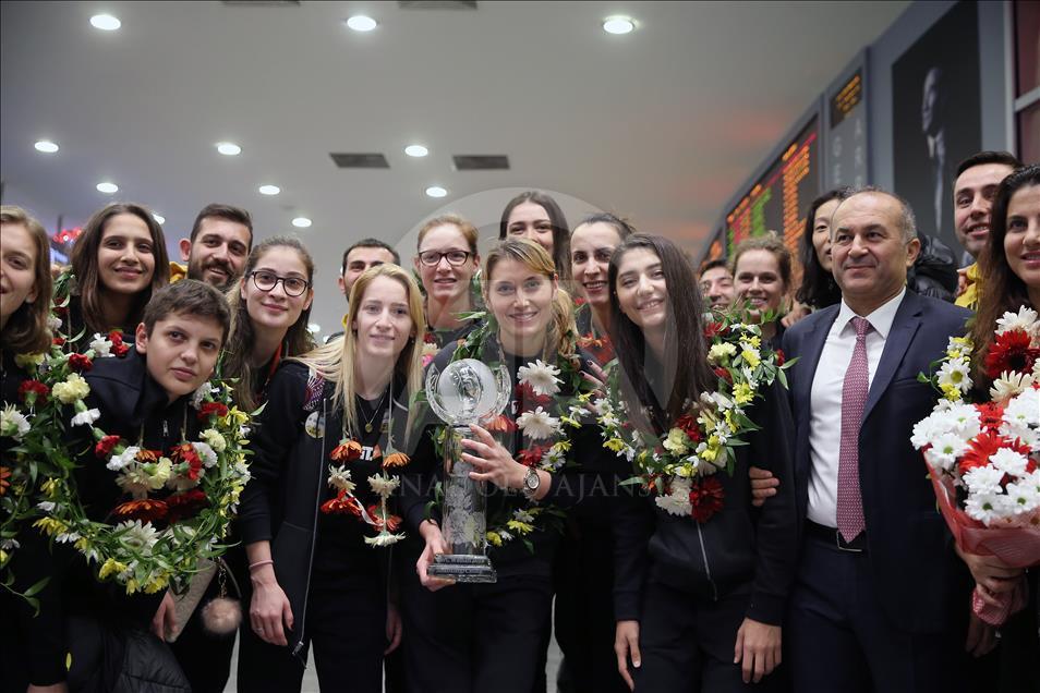 Dünya şampiyonu Vakıfbank yurda döndü