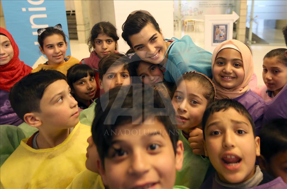 أنقرة.. الفنانة "توبا" تقضي "يوما في المتحف" مع أطفال سوريا

