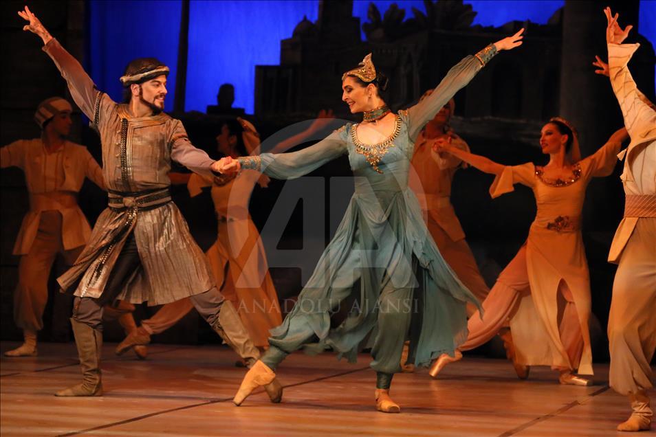 "آنا" راقصة الباليه الجورجية تنال إعجاب الأتراك

