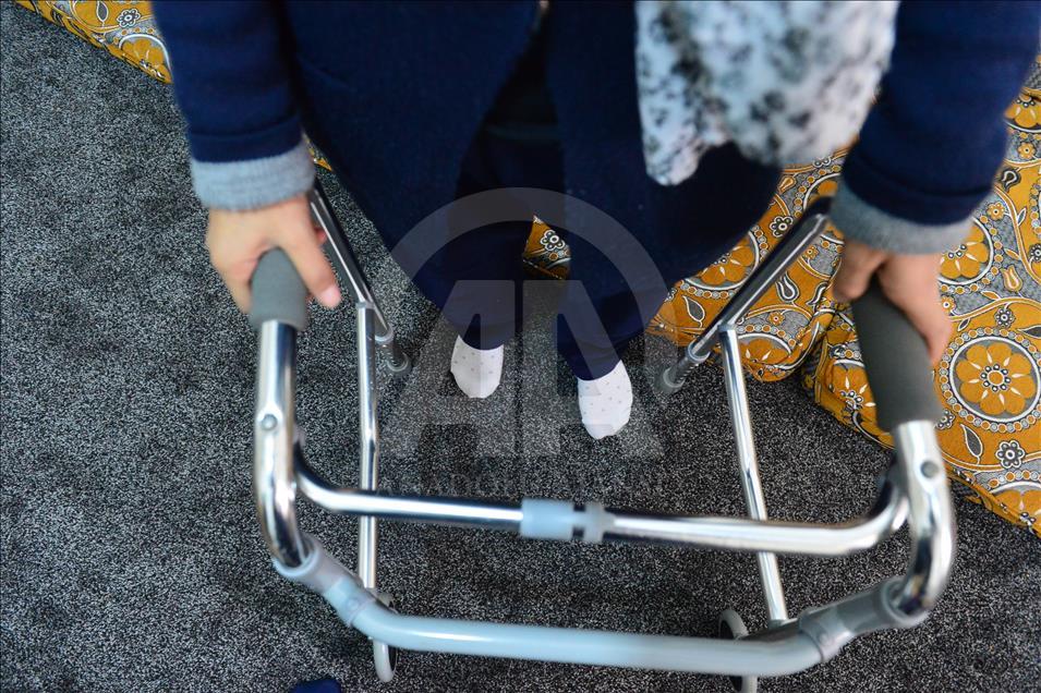 بعد 22 عملية جراحية.. شابة سورية تمشي مجددًا في تركيا 
