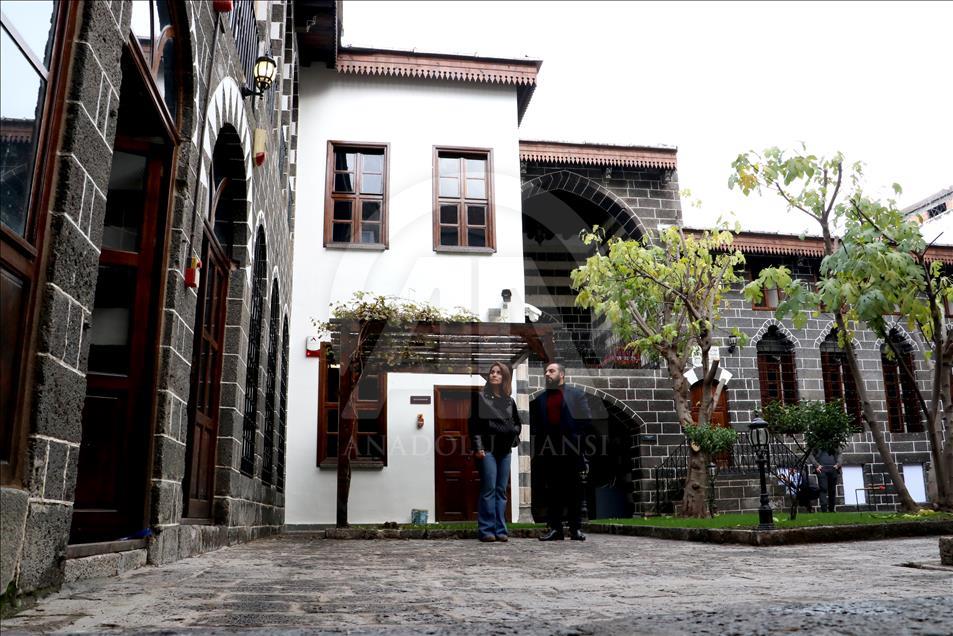 Teröristlerin yaktığı müze kapılarını açtı