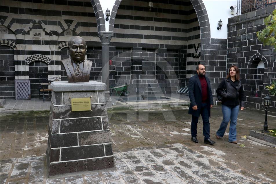 Teröristlerin yaktığı müze kapılarını açtı