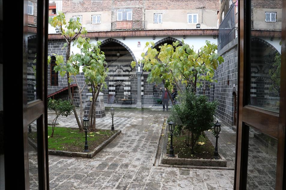 Teröristlerin yaktığı müze kapılarını açtı
