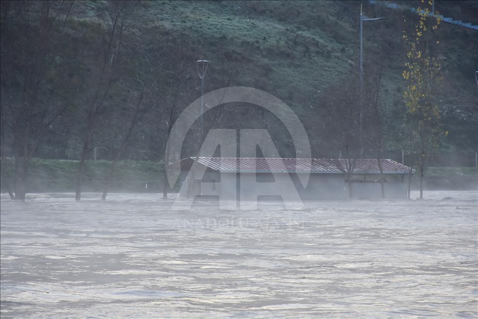 Dicle Barajı'nın kapaklarından birinin yağış nedeniyle kopması  