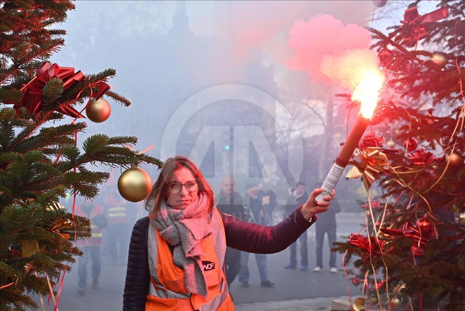 Unions and students protest in Paris