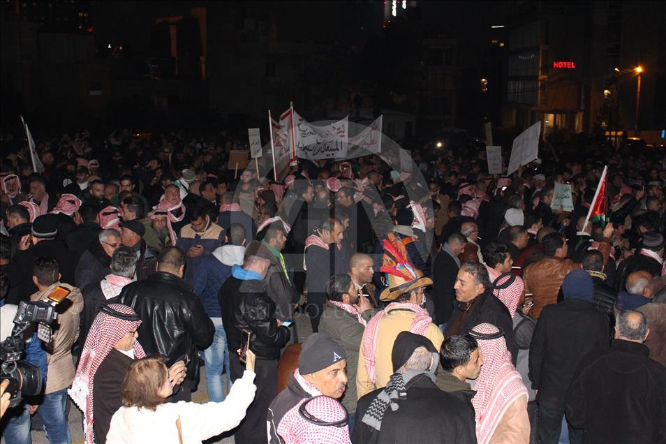 آلاف الأردنيين في وقفة بعمّان تطالب برحيل الحكومة والبرلمان