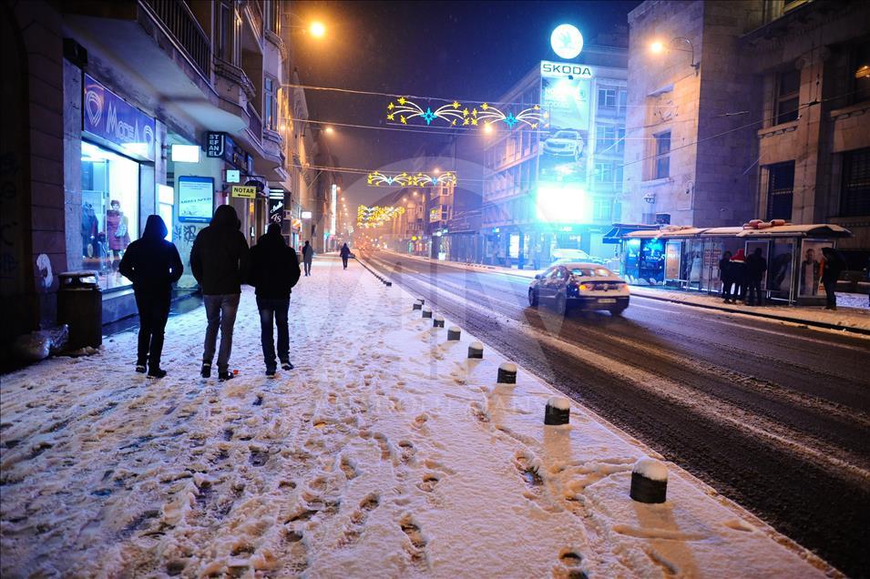 Od sinoć pada u većem dijelu BiH: Snježna idila na ulicama Sarajeva 