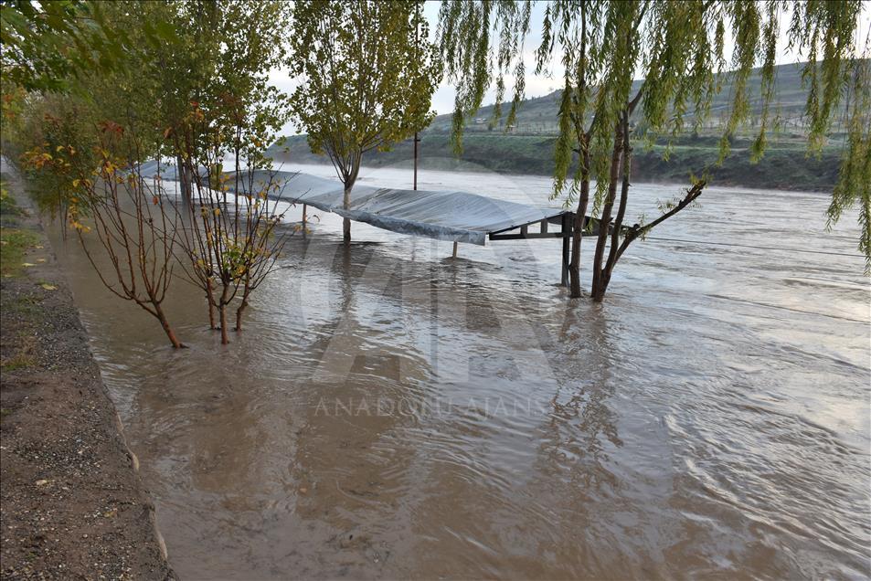 Dicle Barajı'nın kapaklarından birinin yağış nedeniyle kopması  