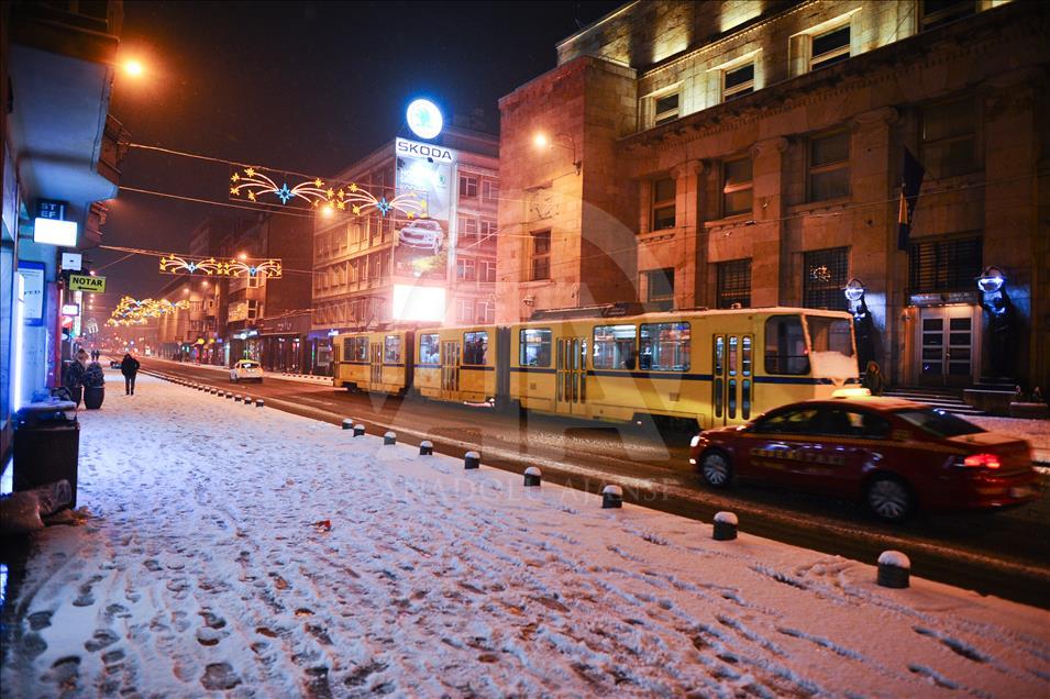 Od sinoć pada u većem dijelu BiH: Snježna idila na ulicama Sarajeva 