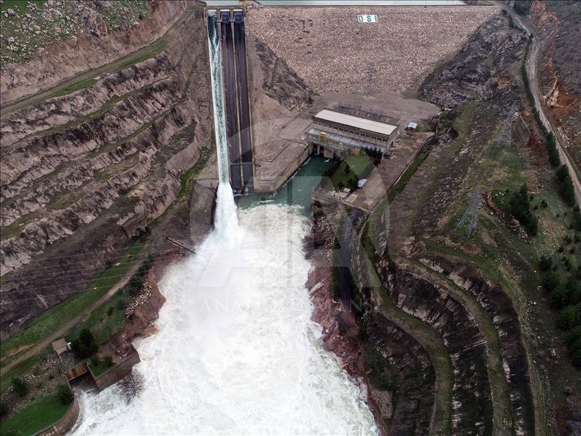 Dicle Barajı'nın kapaklarından birinin yağış nedeniyle kopması 