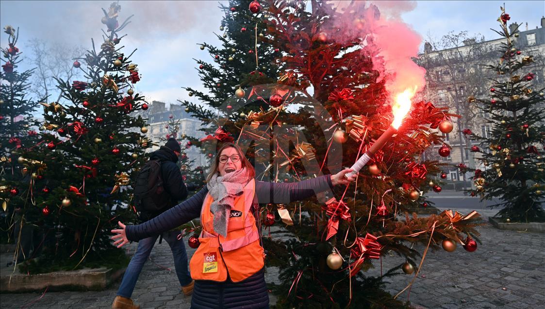 Unions and students protest in Paris