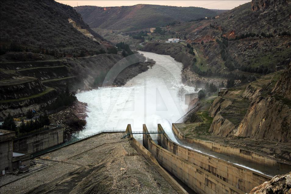 Dicle Barajı'nın kapaklarından birinin yağış nedeniyle kopması 