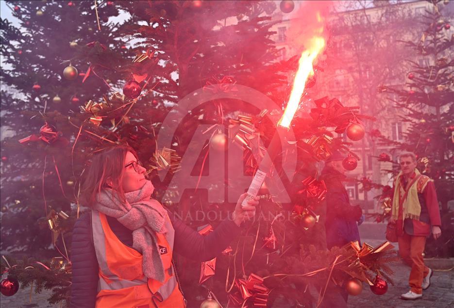 Unions and students protest in Paris