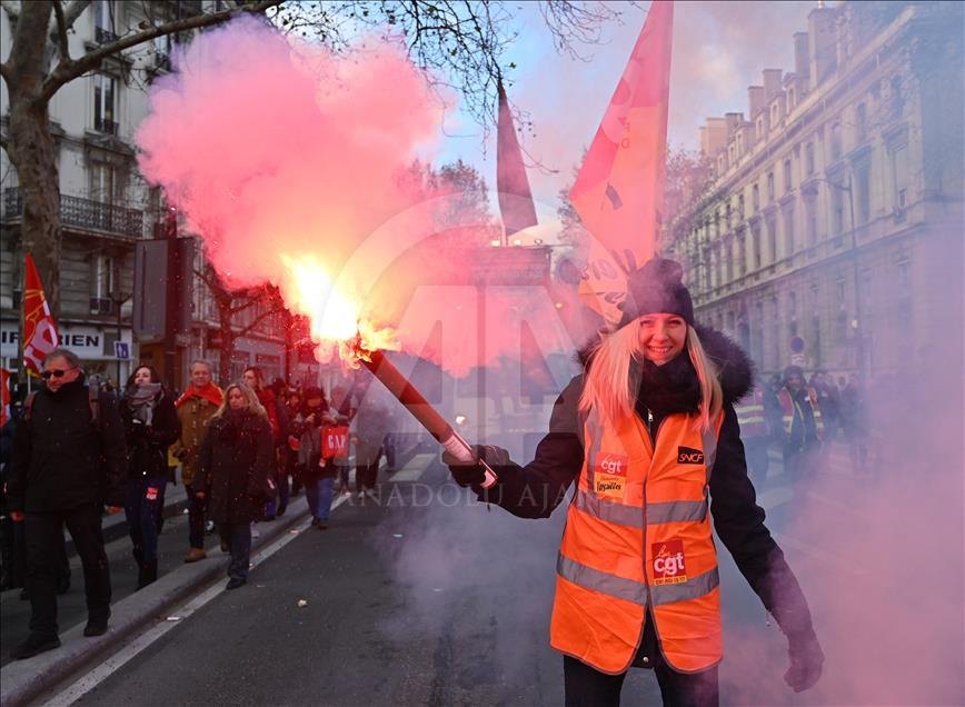 Unions and students protest in Paris