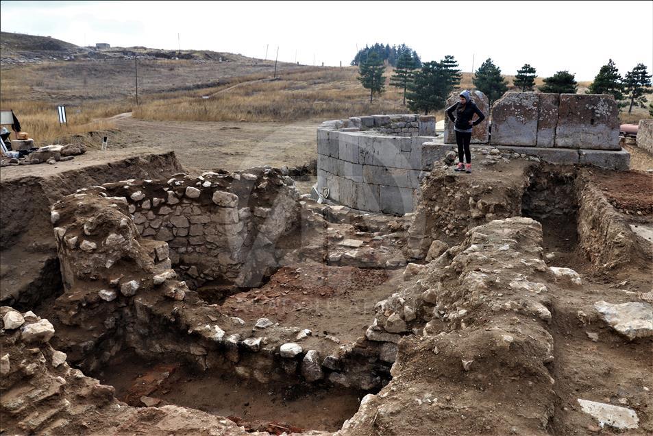 Hacı olmak için Yalvaç'a geliyorlar