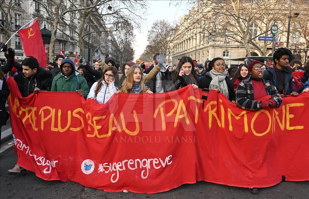 Unions and students protest in Paris