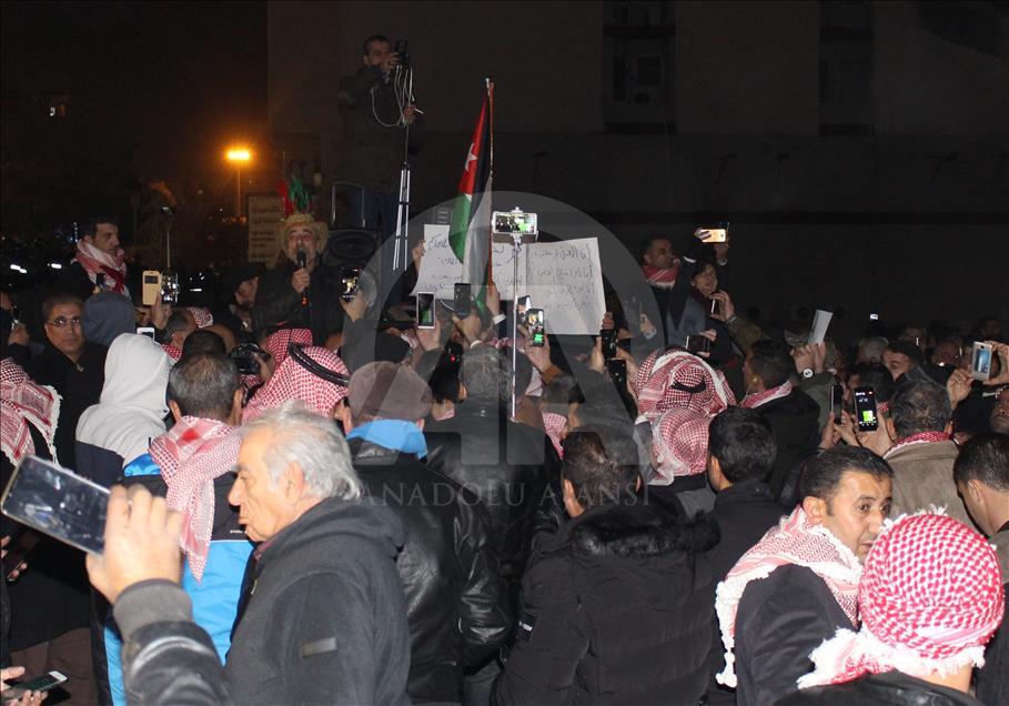 آلاف الأردنيين في وقفة بعمّان تطالب برحيل الحكومة والبرلمان