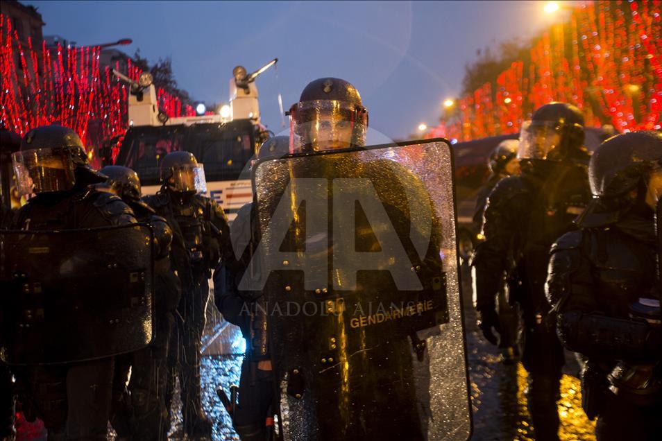 Paris'te 'Sarı Yelekliler'in gösterisi