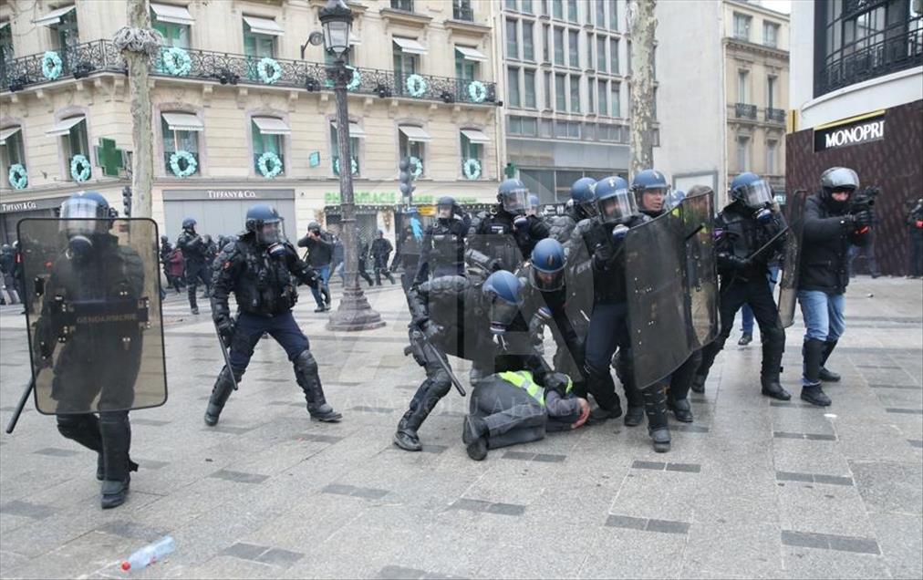احتجاجات "السترات الصفراء".. ارتفاع عدد معتقلي باريس إلى 60
