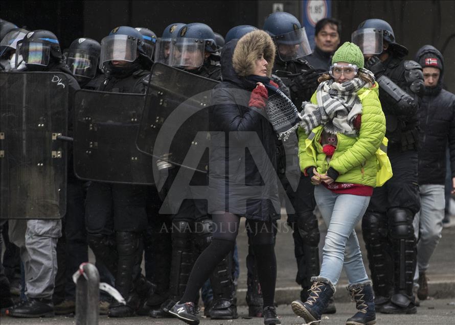 Paris'te 'sarı yeleklilere' polis müdahalesi