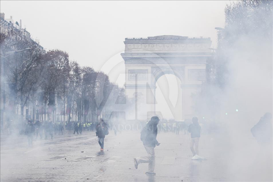 Paris'te 'sarı yeleklilere' polis müdahalesi