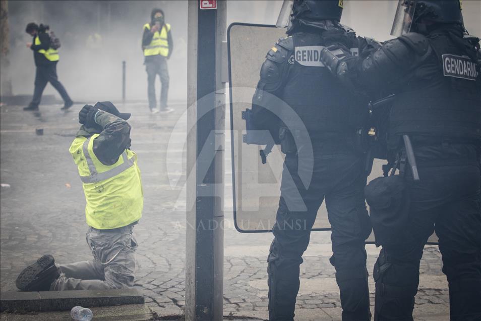 Paris'te 'sarı yeleklilere' polis müdahalesi