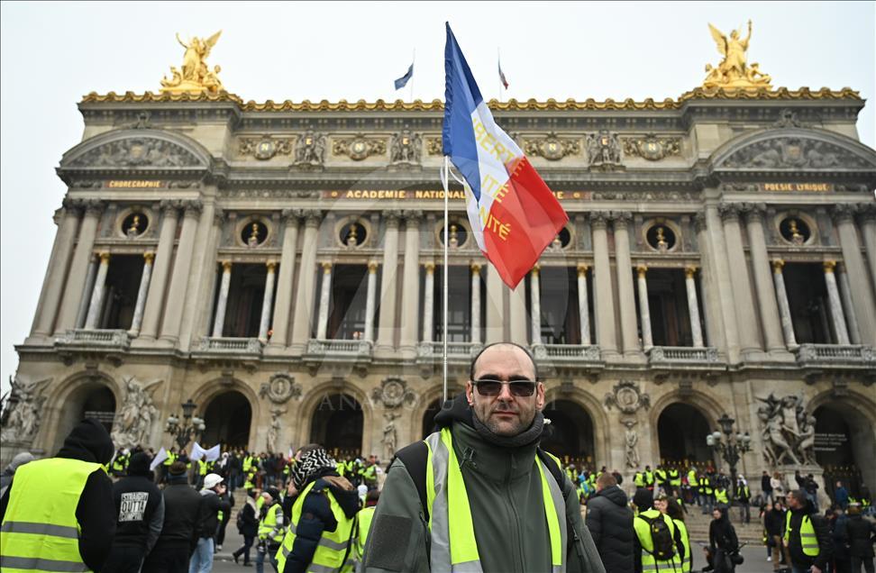 Paris'te 'Sarı Yelekliler'in gösterisi