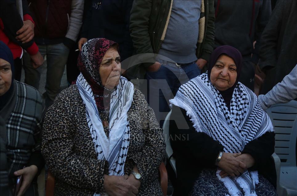 İsrail askerleri bir oğlu şehit 5'i hapishanede olan annenin evini yıktı