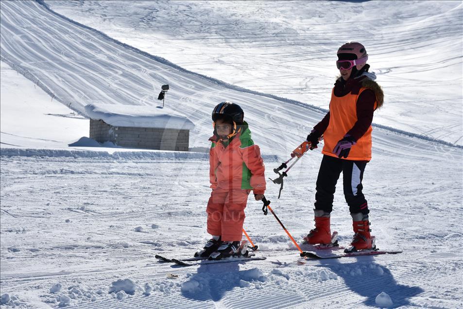 Hakkari'de kayak sezonu açıldı