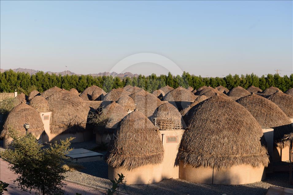 İran'da hurma yapraklarından inşa edilen otel turistlerin ilgi odağı
