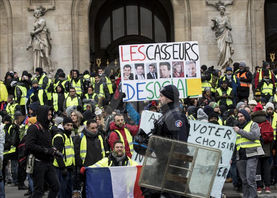 Paris, vazhdojnë protestat e "jelekëve të verdhë"