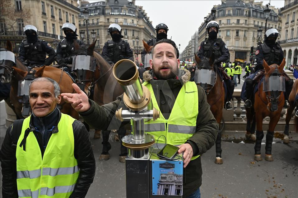 Paris'te 'Sarı Yelekliler'in gösterisi