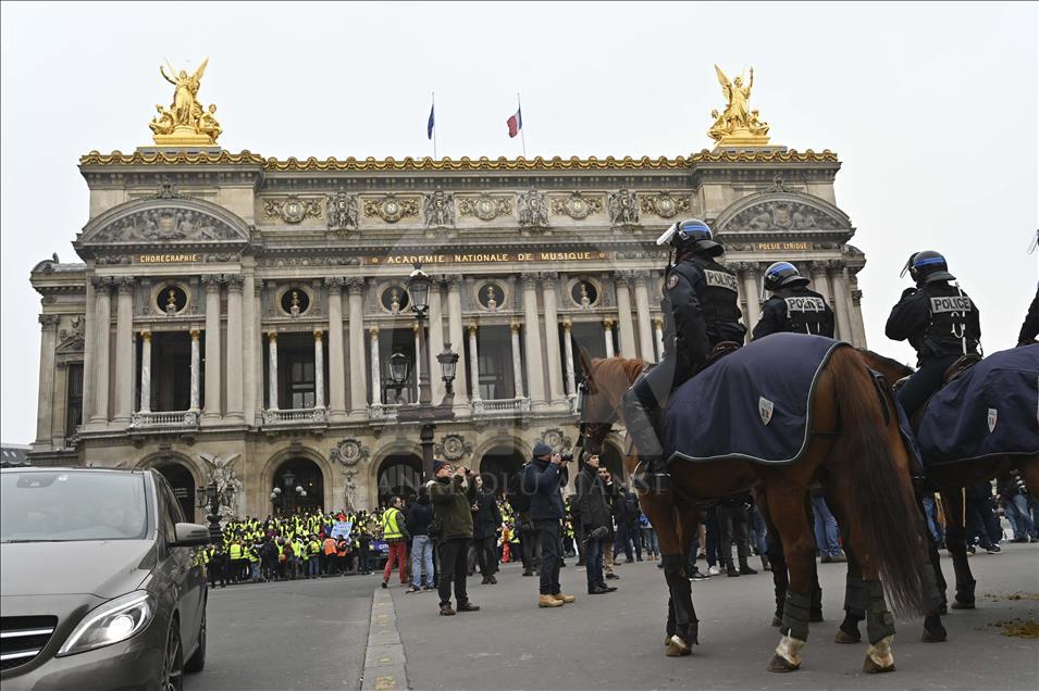 Полиция в Париже применила в ходе протестов слезоточивый газ
