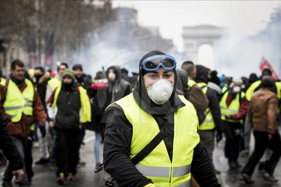 Paris'te 'sarı yeleklilere' polis müdahalesi