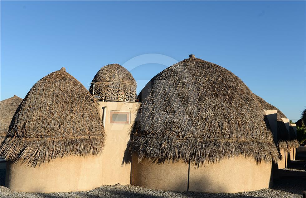 İran'da hurma yapraklarından inşa edilen otel turistlerin ilgi odağı