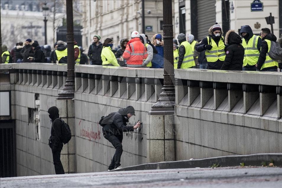 Paris'te 'sarı yeleklilere' polis müdahalesi