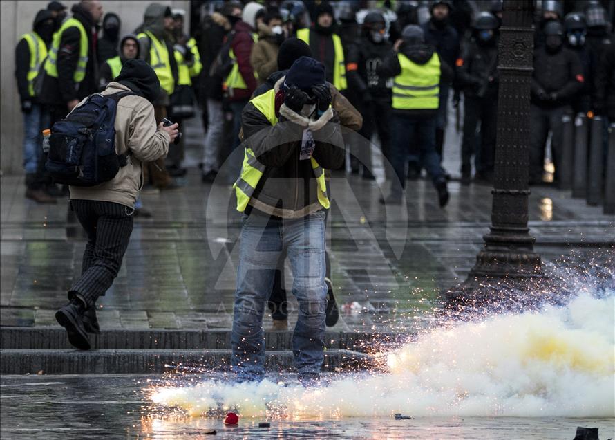 Paris'te 'sarı yeleklilere' polis müdahalesi