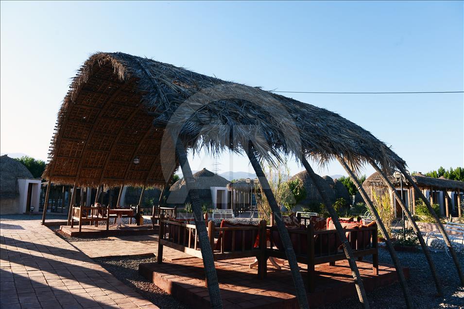 İran'da hurma yapraklarından inşa edilen otel turistlerin ilgi odağı