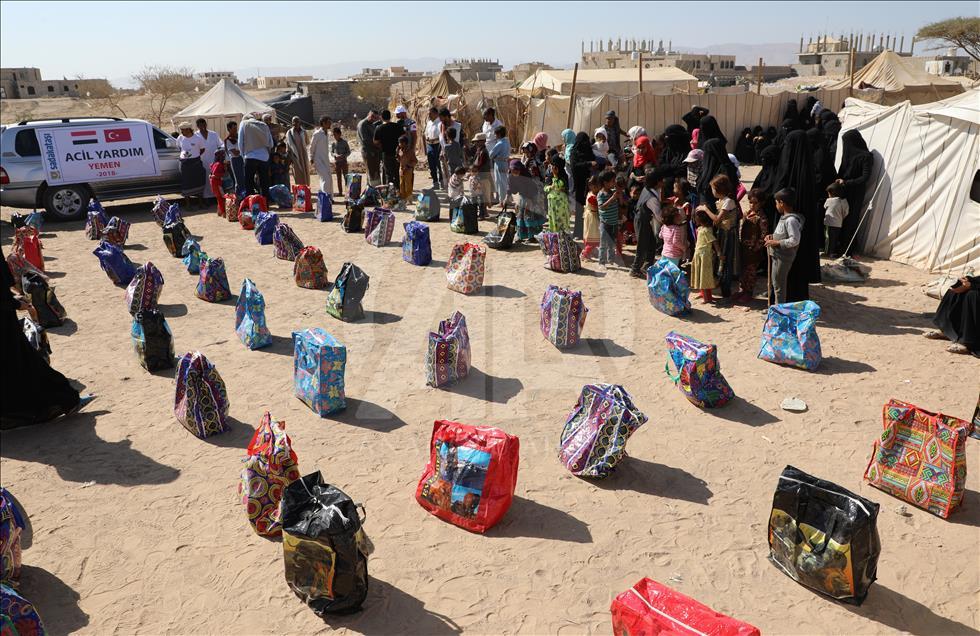 توزیع بسته های غذایی میان آوارگان یمنی توسط ترکیه 
